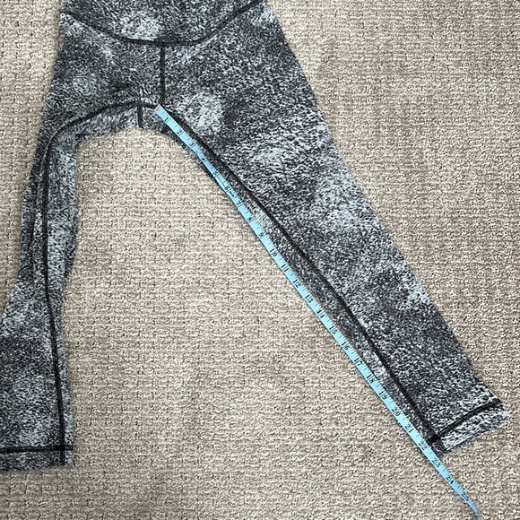 Lululemon Wunder Under Crop - Picture 9 of 10